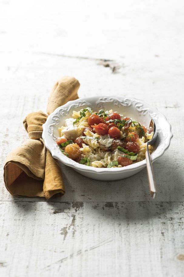 pasta-con-tomate-albahaca-y-queso-mozarella