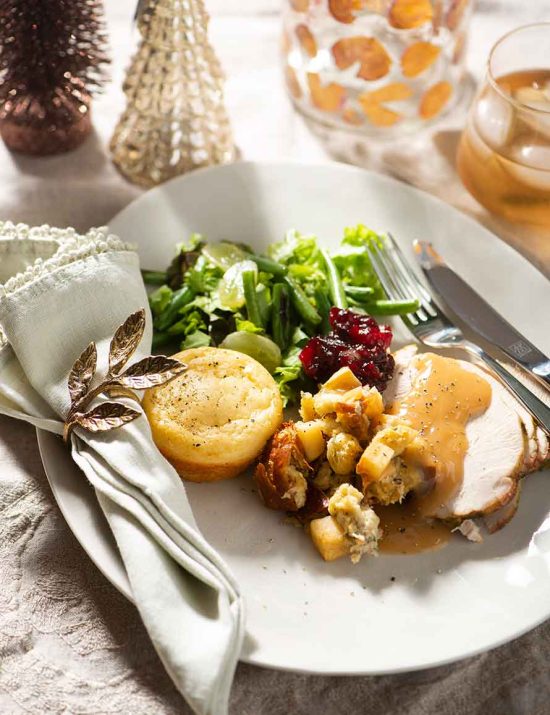 Pavo-relleno-de-cebollitas-perla-y-tocino-caramelizado-con-salsa-de-vino-blanco-y-estragón