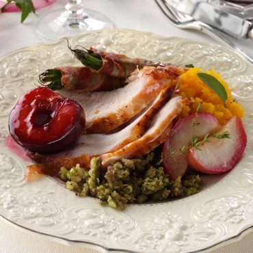 pavo-con-hierbas-relleno-de-pan-almendras-y-tocino-con-salsa-de-manzana-y-ciruelas