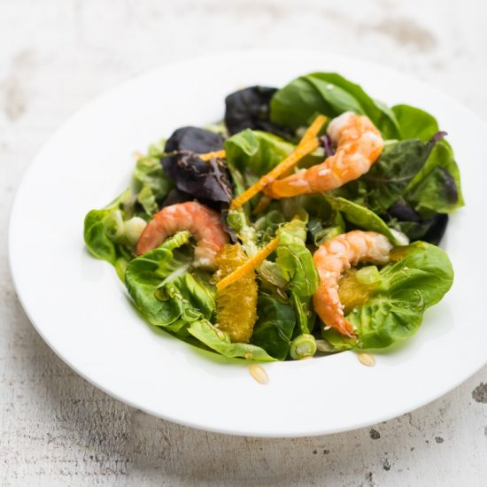 ensalada-de-espinaca-y-camarones-con-aderezo-oriental