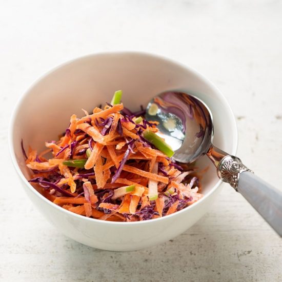 ensalada-de-repollo-morado-zanahoria-y-manzana