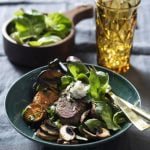 ensalada de carne con hongos y blue cheese