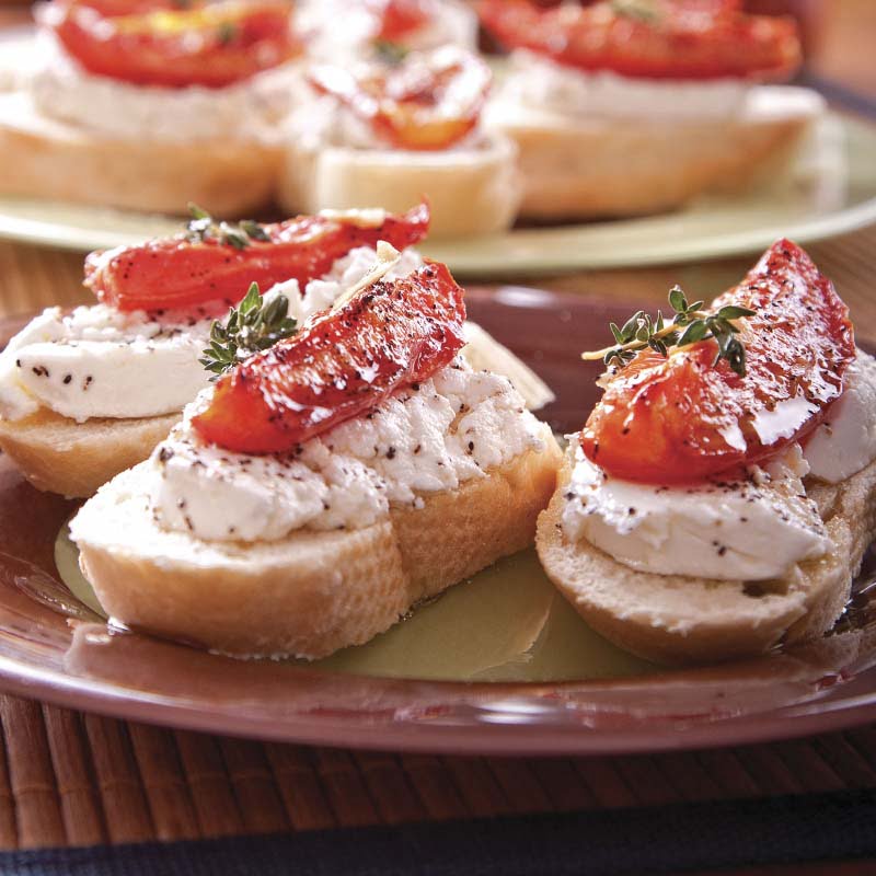 queso-de-cabra-marinado-servido-con-tomates-rostizados