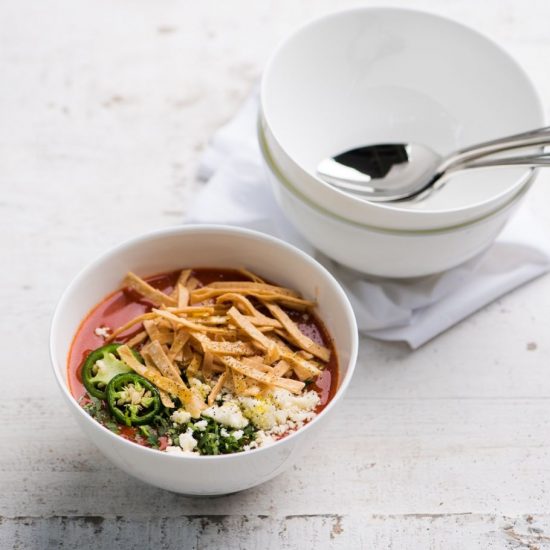 sopa-vegetariana-de-tortilla-con-chiles-morrones