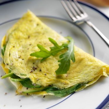 omelette-relleno-de-espinacas-salmon-y-hierbas