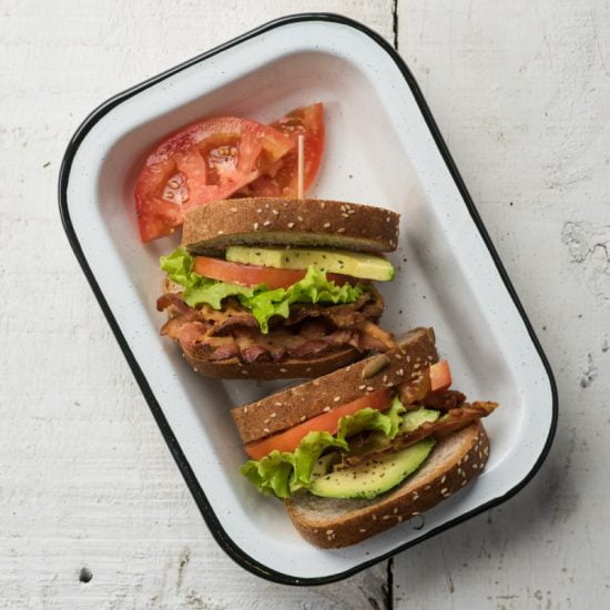 sandwiches-abiertos-de-tocino-y-aguacate