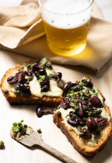 toast-con-queso-gouda-y-aceitunas-kalamata