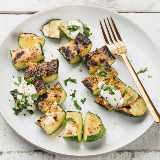 zucchinis-asados-con-salsa-de-yogurt-y-cilantro