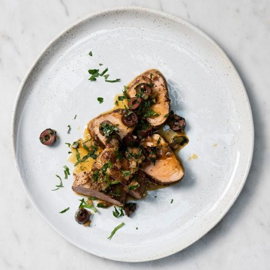 solomillos-con-salsa-de-aceitunas-y-perejil