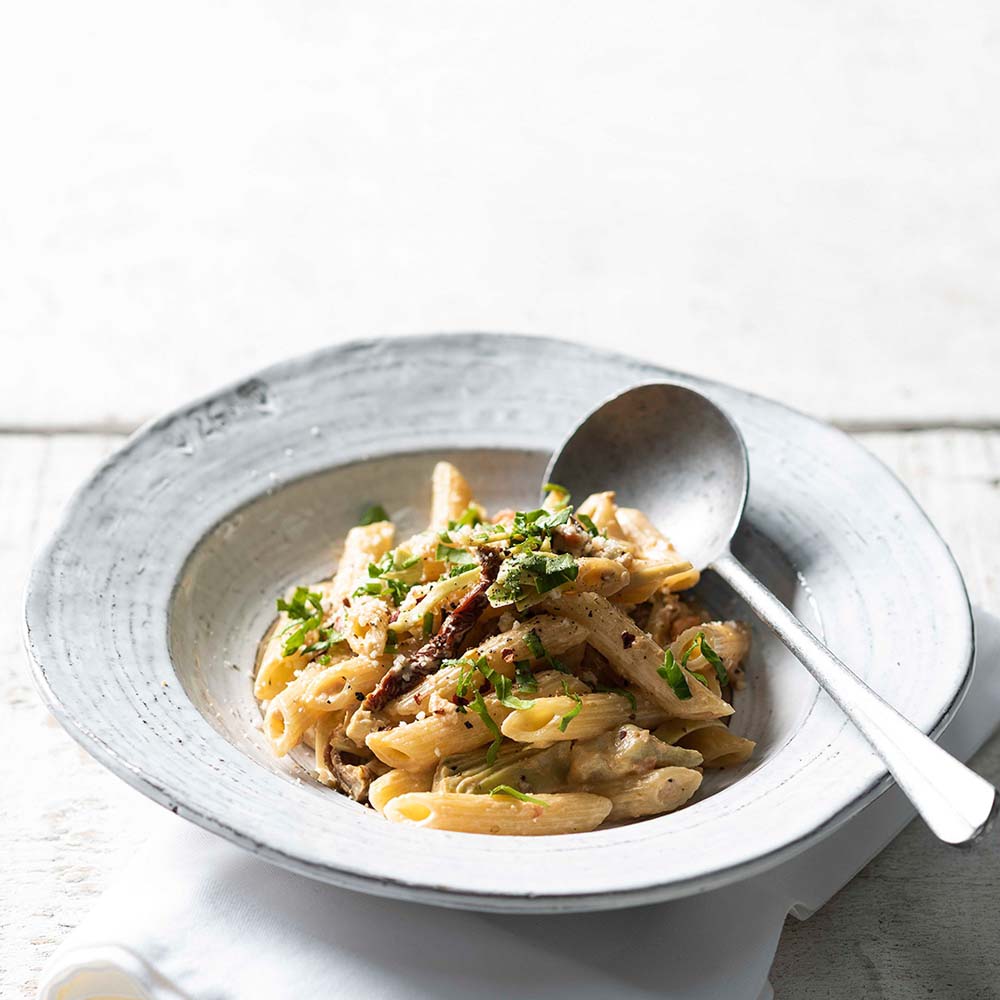 pasta-corta-con-salsa-de-alcachofas