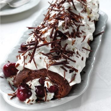 roulade-de-chocolate-y-pistachos-relleno-de-ganache-con-ron-y-cerezas