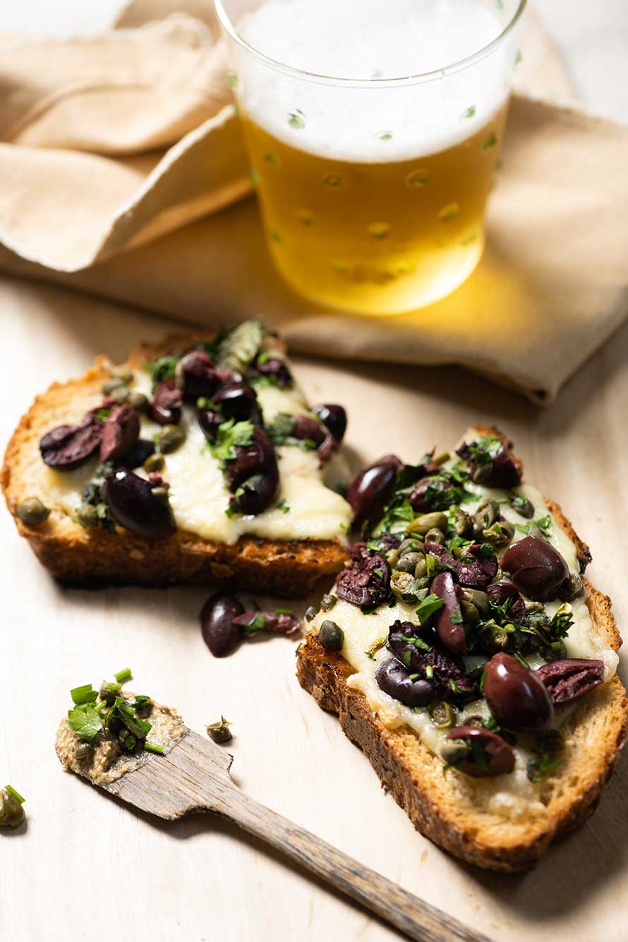 toast-con-queso-gouda-y-aceitunas-kalamata