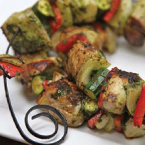pinchos-de-pescado-con-vegetales-y-salsa-de-cilantro