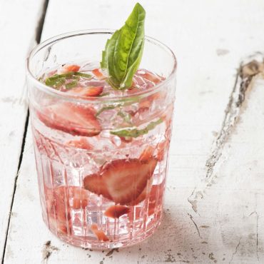 mojito de fresa y albahaca