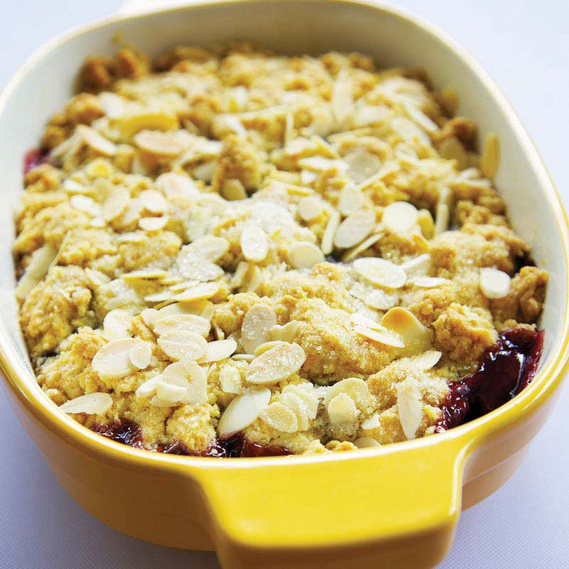 cobbler-de-cerezas-albaricoques-y-almendra