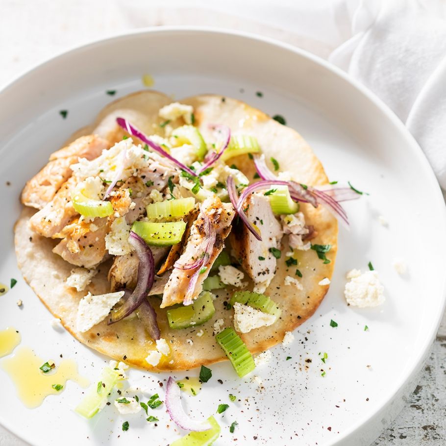 pinchos-de-pollo-al-limon-con-apio-y-queso-feta