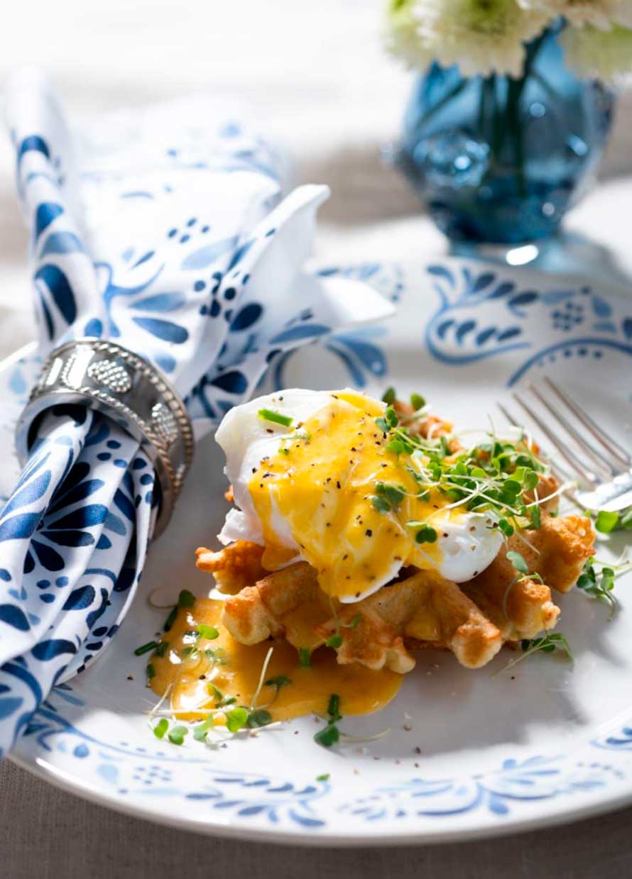 Huevos-benedictinos-sobre-waffle-de-papa-con-salmón-y-salsa-holandesa-1