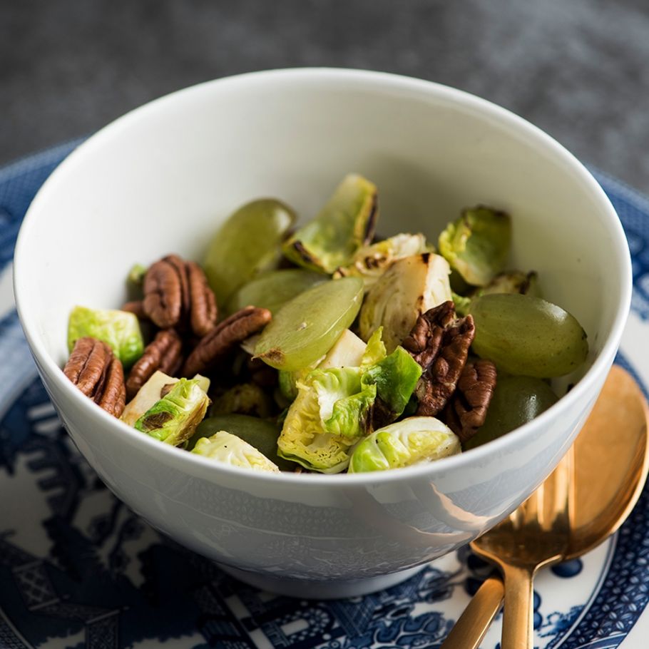 ensalada-tibia-de-col-de-bruselas-uvas-verdes-y-pecanas