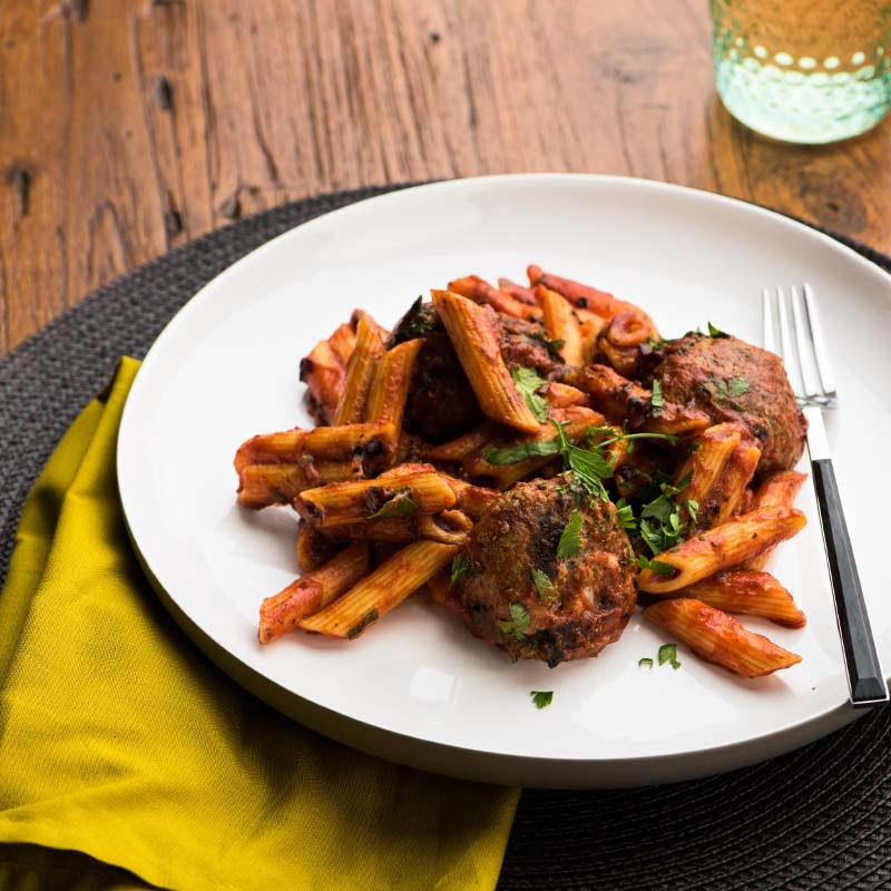 pasta-corta-con-albondigas-rellenas-de-mozarrella