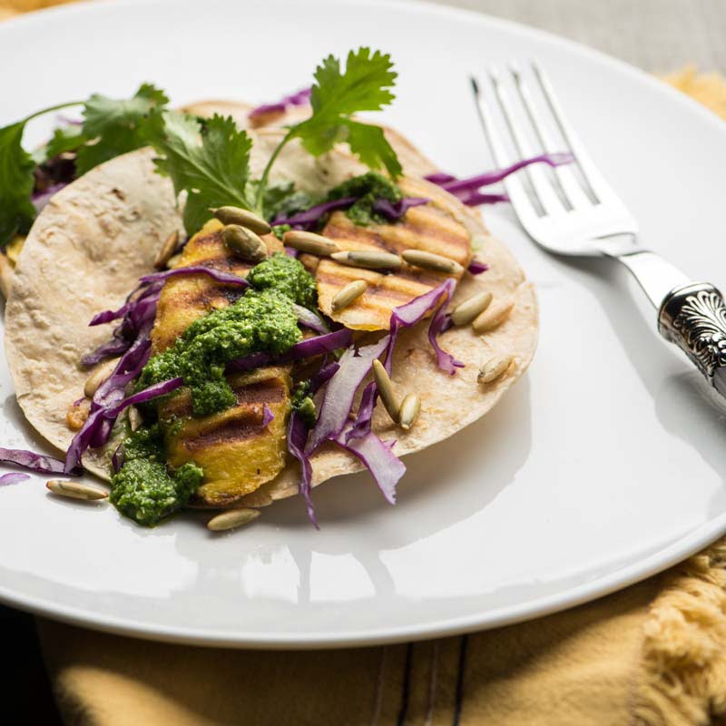 tacos-con-platano-asado-kale-salsa-verde-y-pepitas