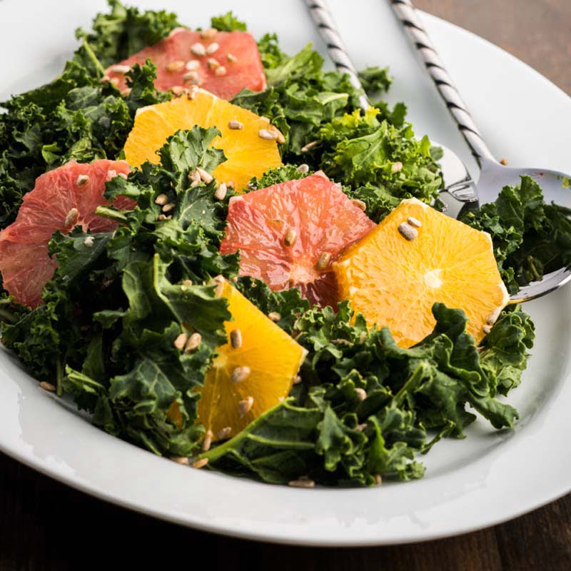ensalada-de-kale-toronja-y-naranja-con-aderezo-de-limon-y-miel