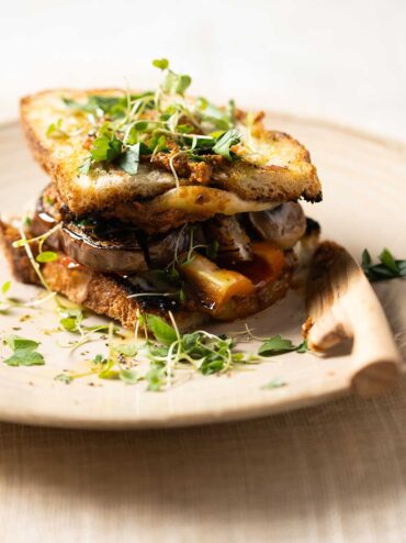 sandwich-de-berenjena-con-vegetales-rostizados