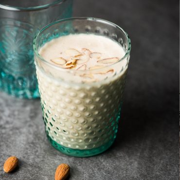 smoothie-de-yogurt-griego-con-mantequilla-de-almendras