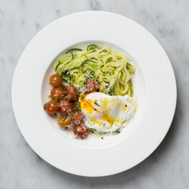 espagueti-de-zucchini-con-huevo-poche