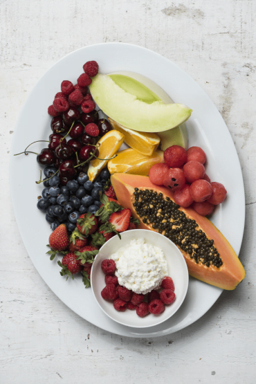 plato de frutas con queso cottage y miel