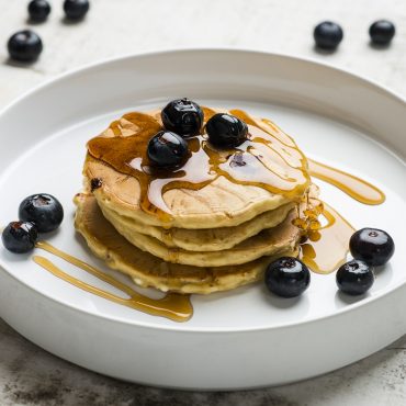 panqueques-de-avena-y-blueberries-con-queso-cottage