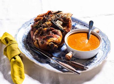 Pierna-horneada-con-cerveza-y-tomates