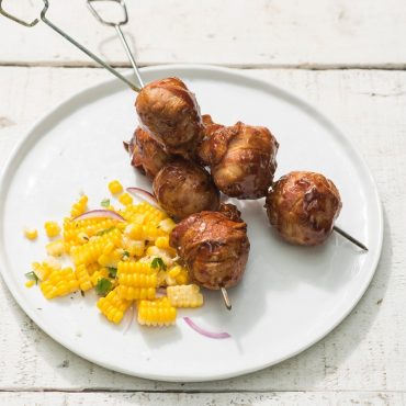 pinchos-de-albondigas-de-cerdo-con-tocino