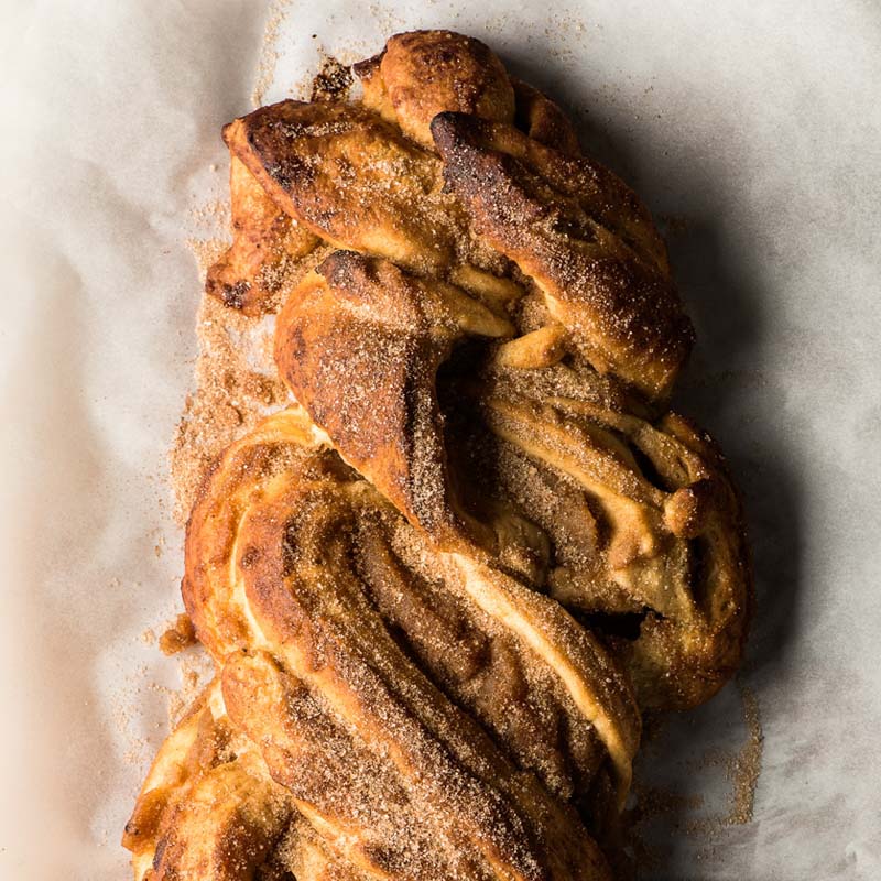 brioche-relleno-de-mantequilla-de-manzana-con-remolino-de-canela