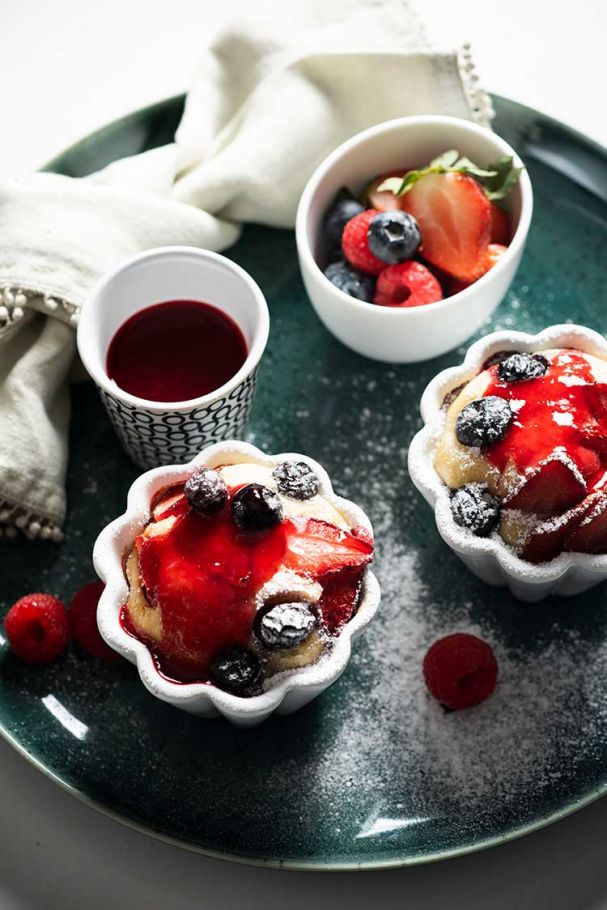 Horneado de french toast con berries