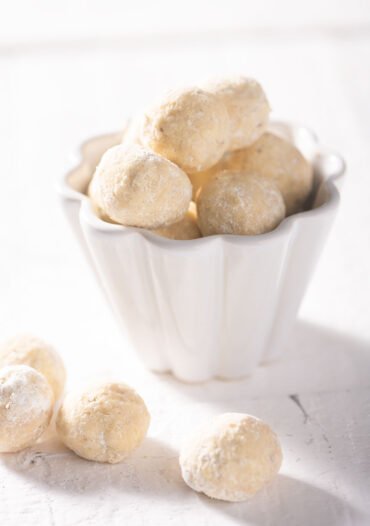 Almond-snowballs