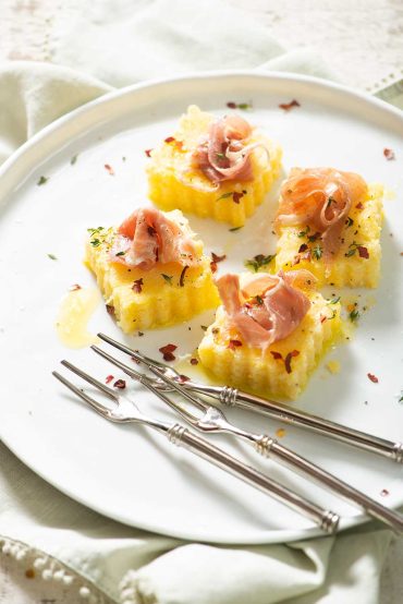 Cuadritos-de-polenta-con-prosciutto