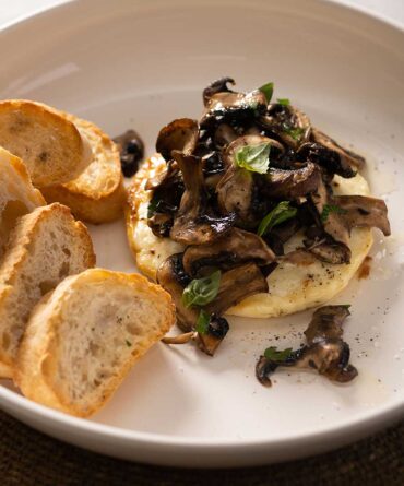 Queso-con-ensalada-caliente-de-hongos
