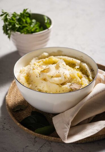 Pure-con-ajos-dorados-parmesano-y-aceite-de-trufa