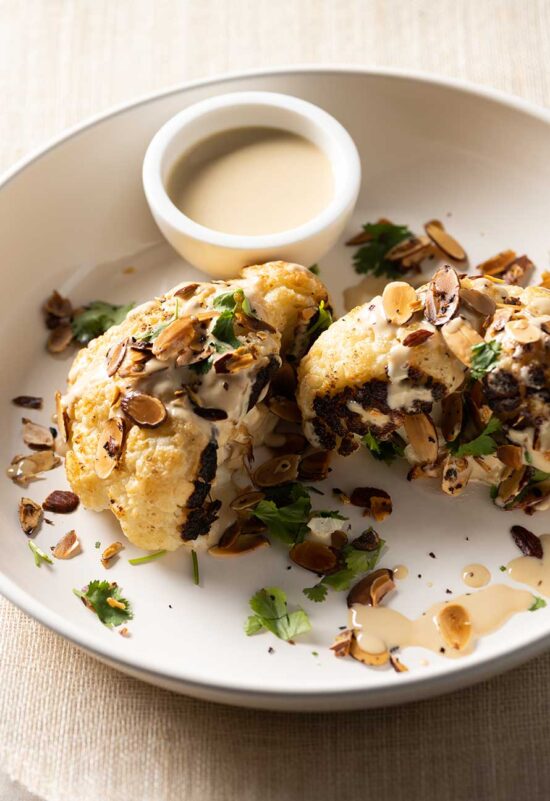 coliflor-rostizada-con-almendras-y-tahini