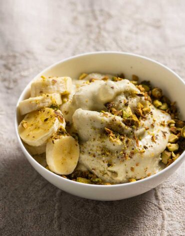 smoothie-bowl-pistachios