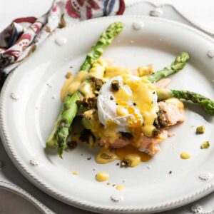 Huevos-poche-con-salmon-con-pistachios