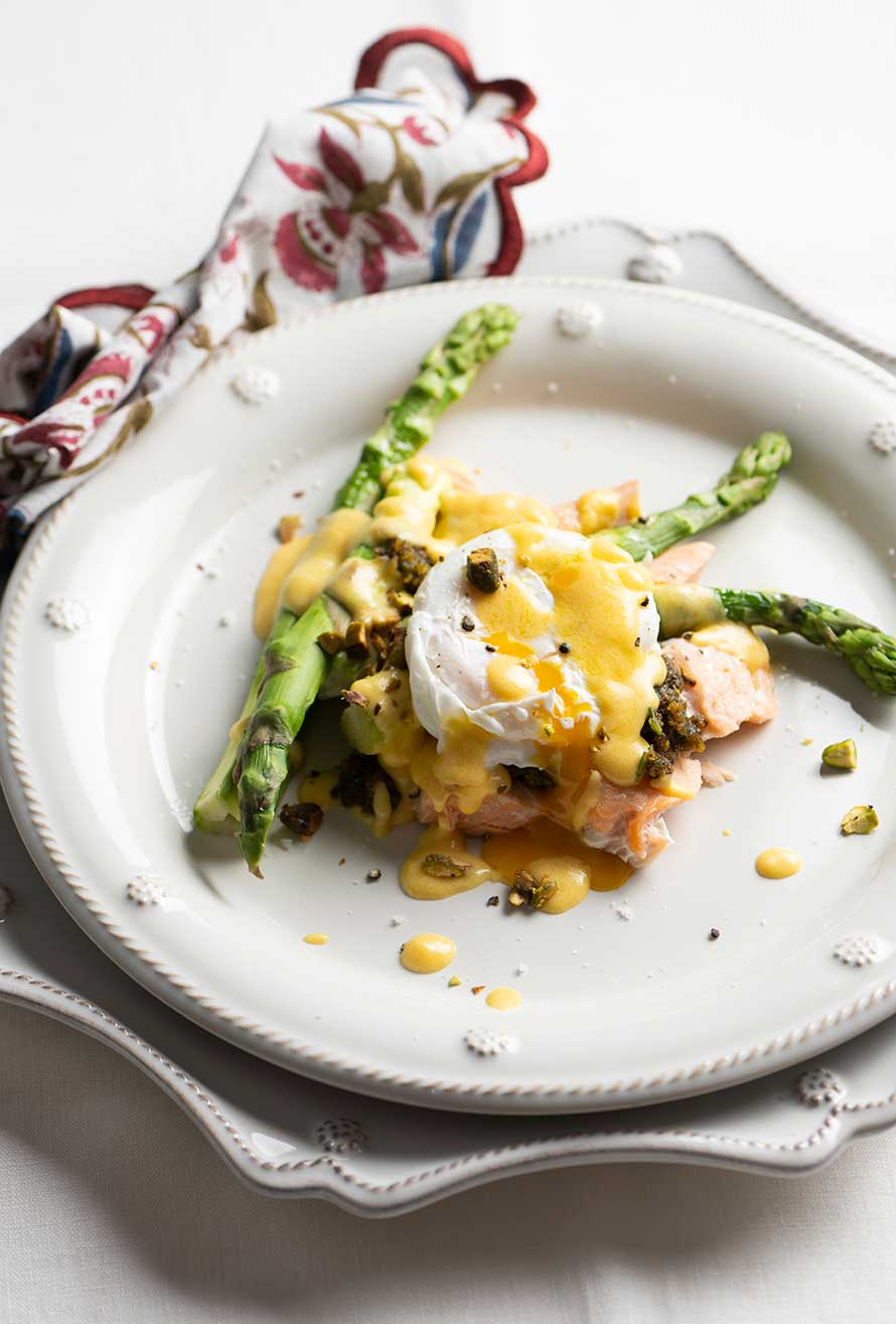 Huevos-poche-con-salmon-con-pistachios
